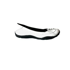 Like New✨Clarks black and white flats